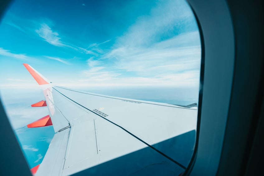 flygplansvinge och moln