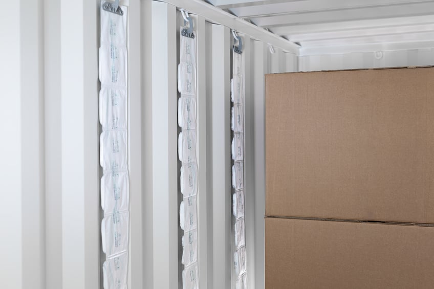 fuktpåsar som hänger i container