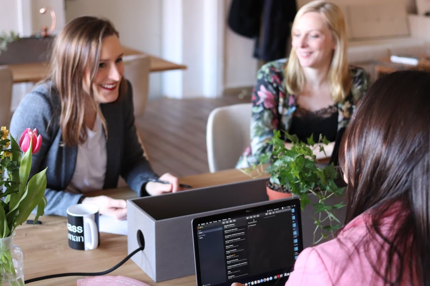 tre kvinnor runt konferensbord