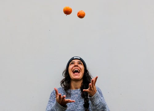 kvinna jonglerar med äpplen