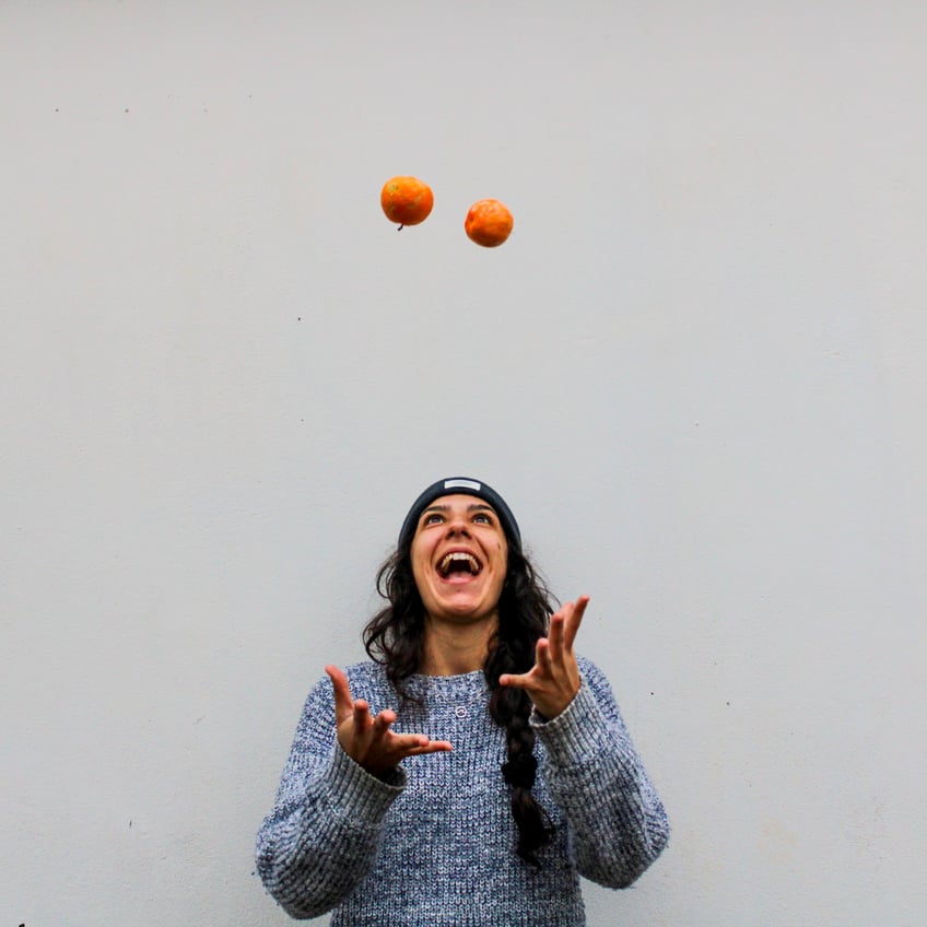 kvinna jonglerar med bollar
