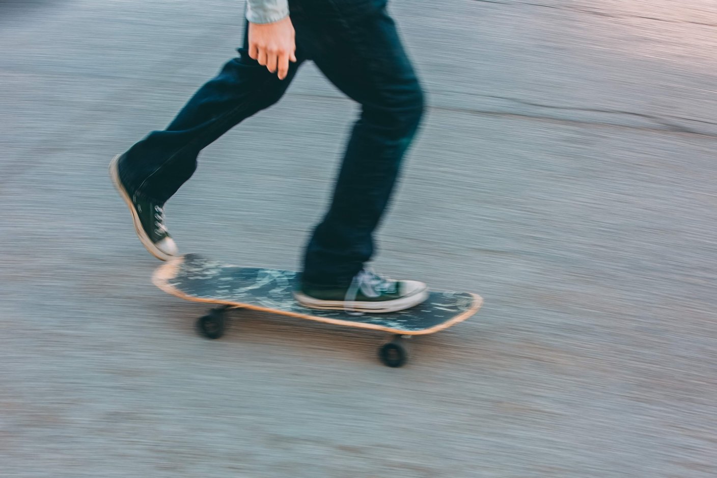 man åker skateboard