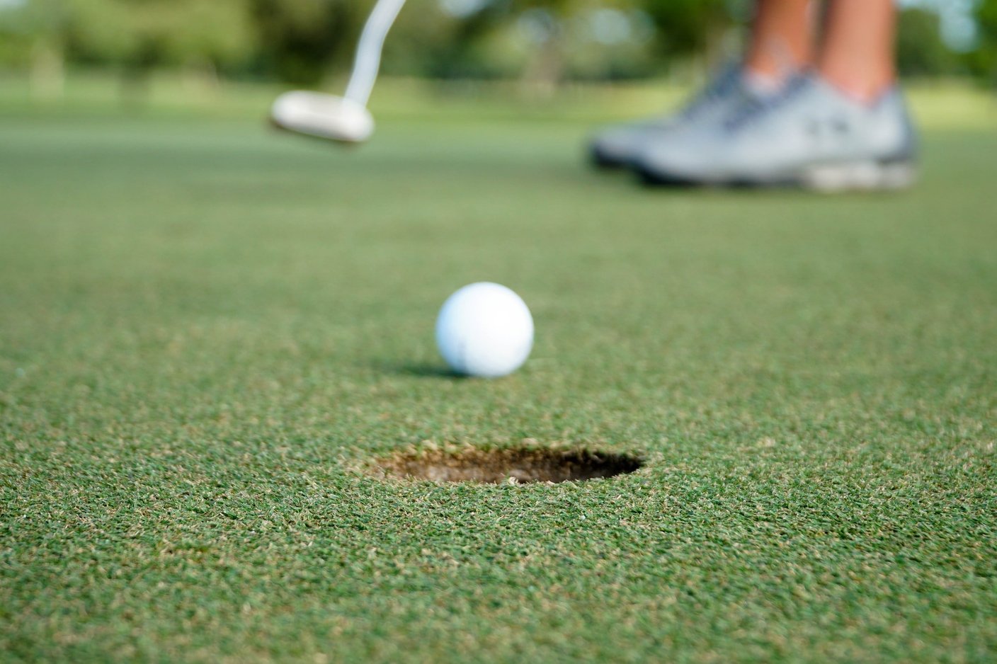 golfboll som rullar mot hål