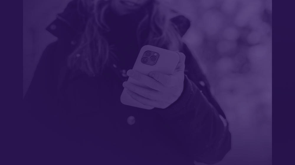 kvinna håller i mobiltelefon