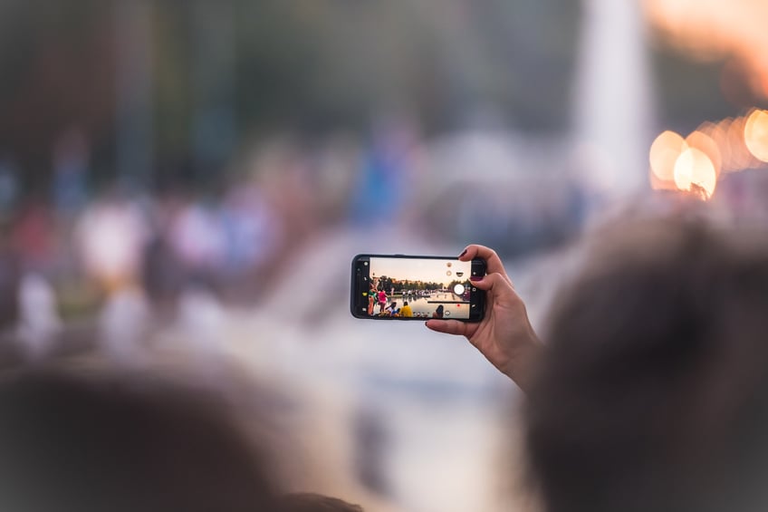 någon tar bild med mobilkamera