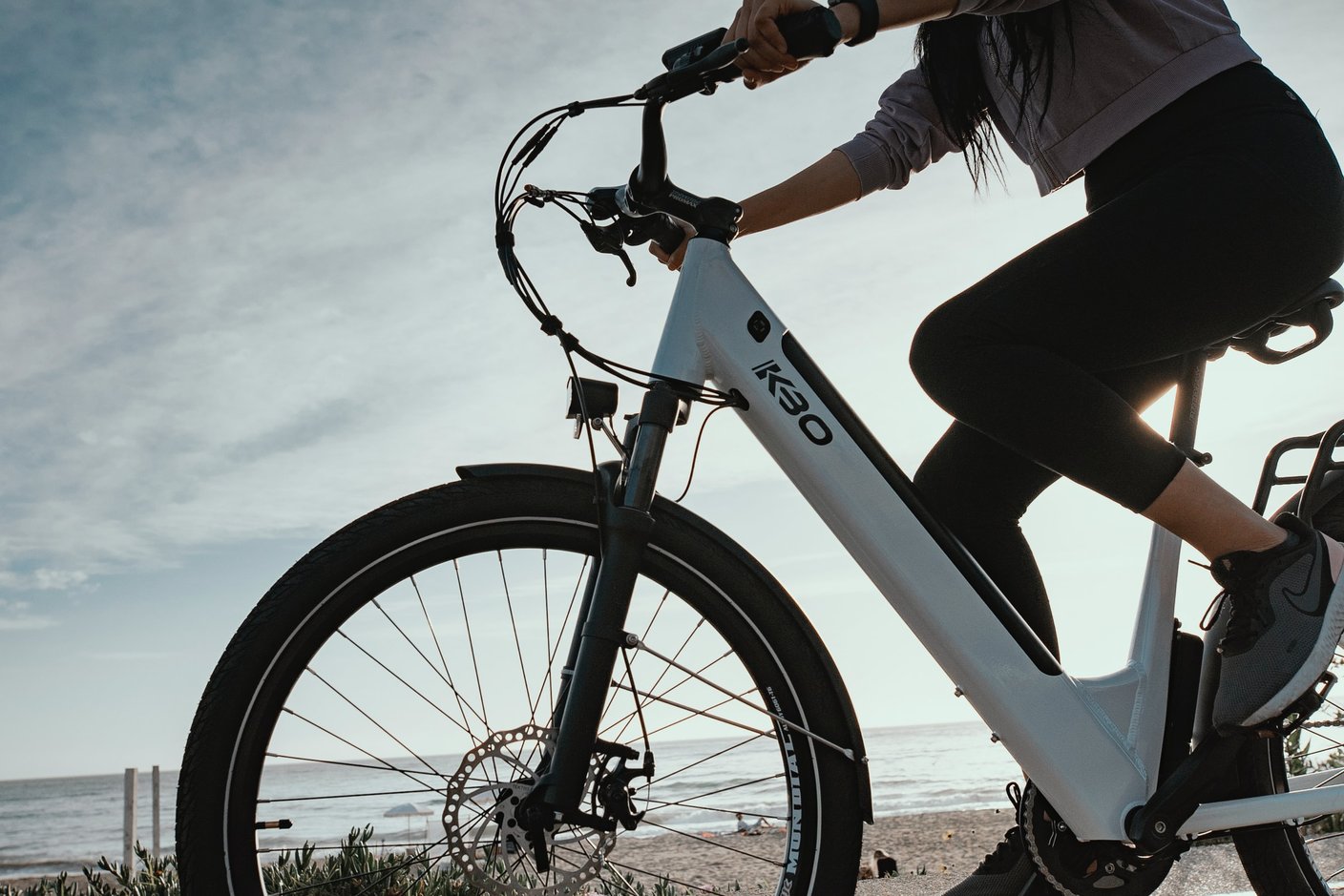 kvinna på vit cykel